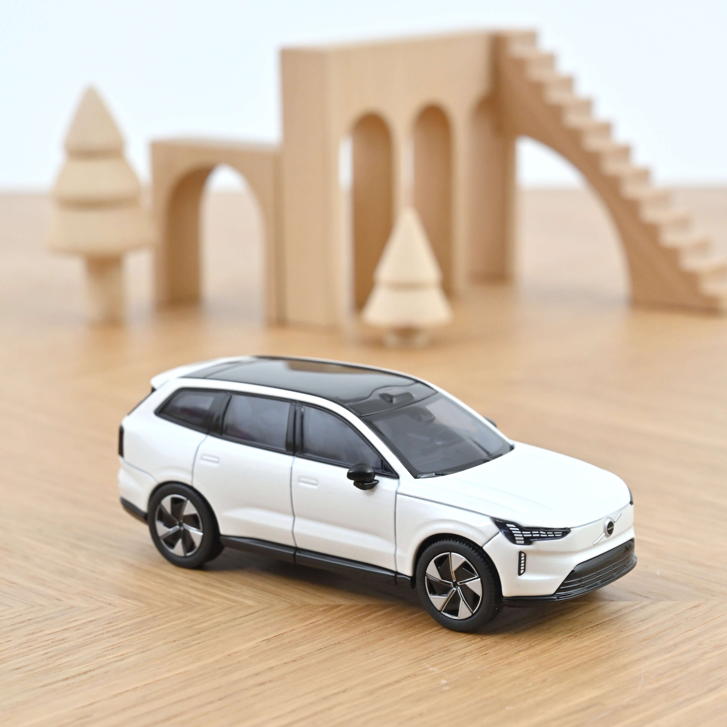 Norev 870080 Volvo EX90 - Crystal White Pearl - 2024 1:43