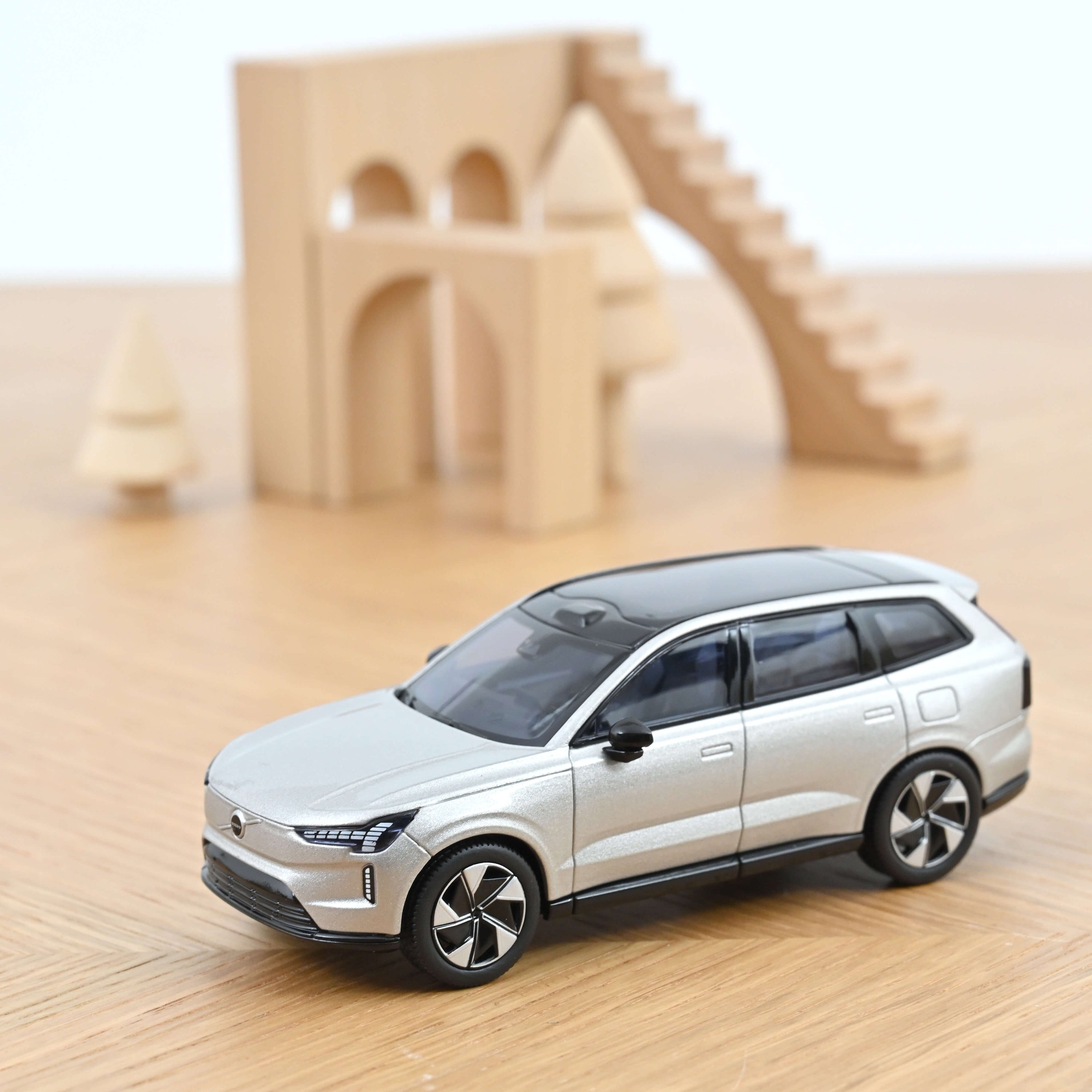 Norev 870081 Volvo EX90 - Silver Dawn Metallic - 2024  1:43