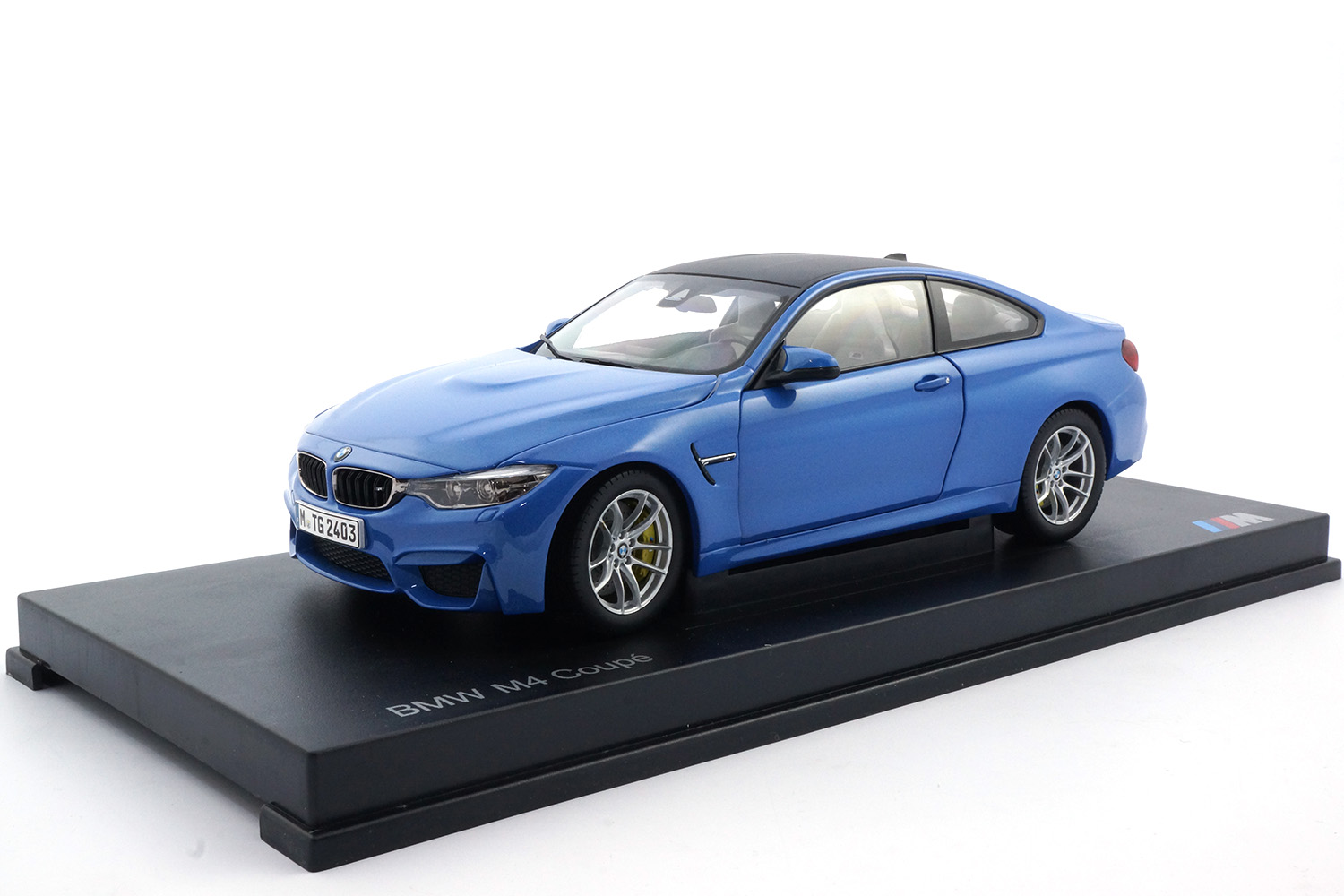 BMW M4 Coupe - Blau Metallic im Maßstab 1:18 von Paragon | www 