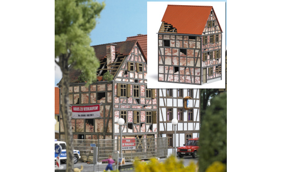 Busch 1668 Verfallenes Stadthaus 1:87