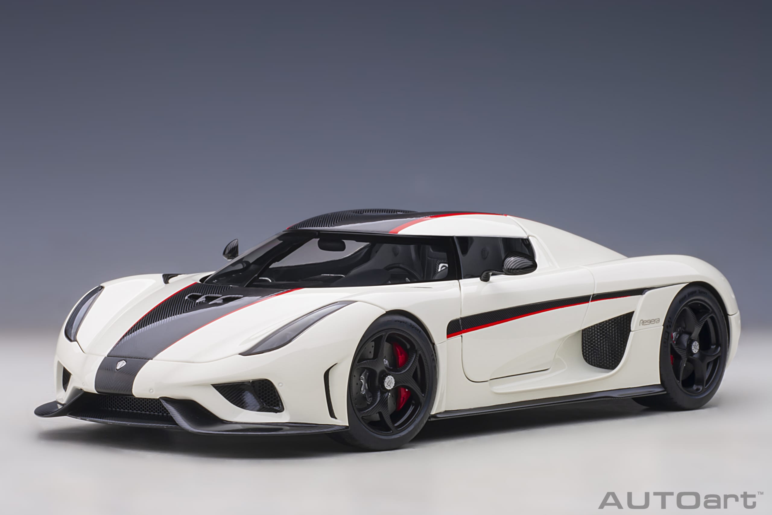 Autoart 79027 Koenigsegg Regera (Arctic White/Carbon with Red accents) 1:18