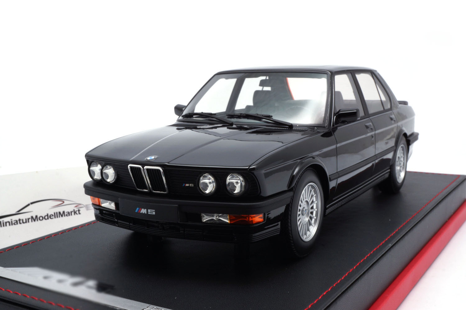 Autobarn AB568 BMW M5 (E28) - Schwarz - 1986 1:18