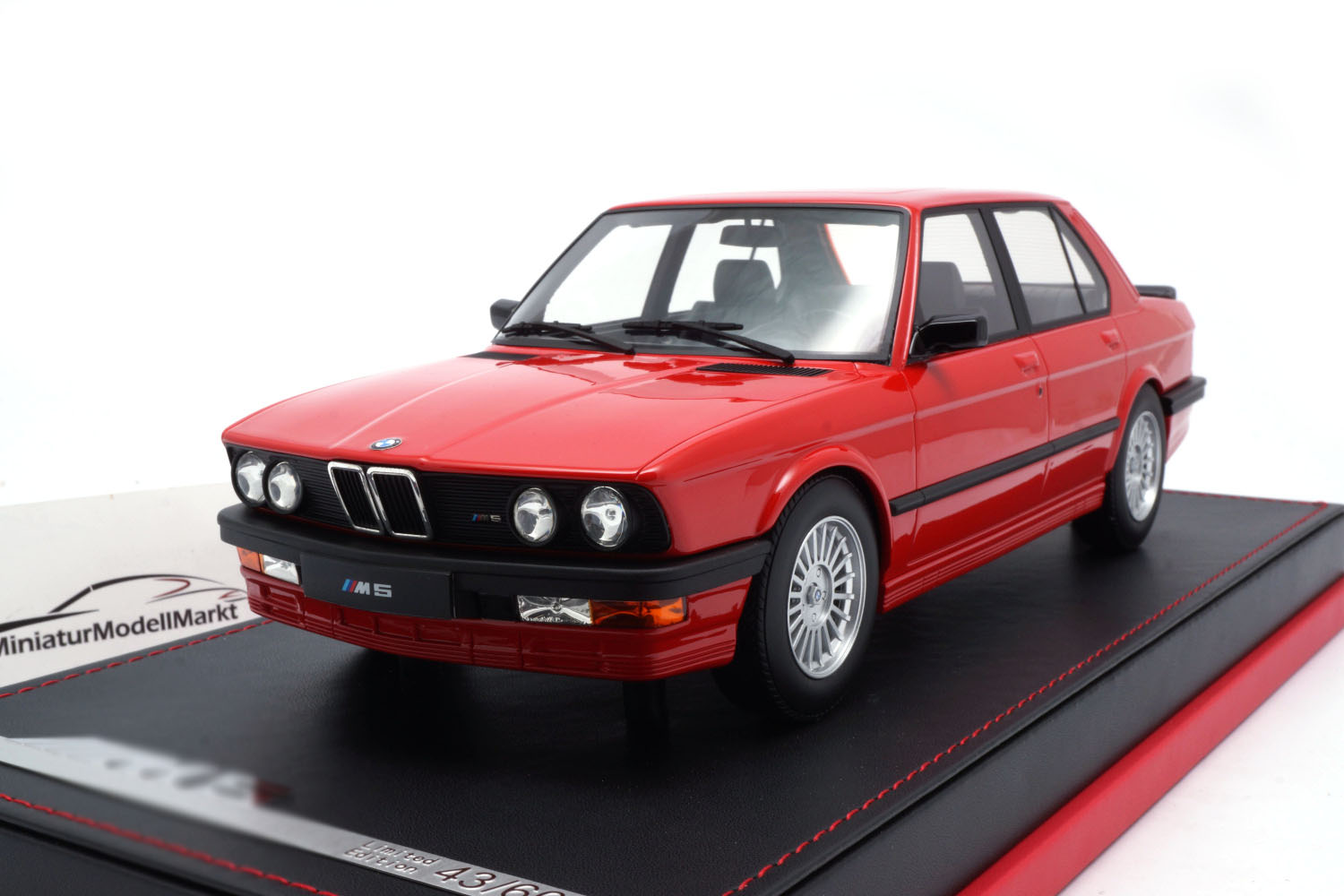 Autobarn AB569 BMW M5 (E28) - Rot - 1986 1:18