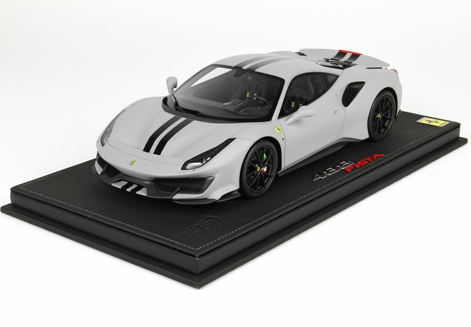 Ferrari 488 Pista - Matt Pastel Grey im Maßstab 1:18 von BBR | www.mimoma.com - MiniaturModellMarkt