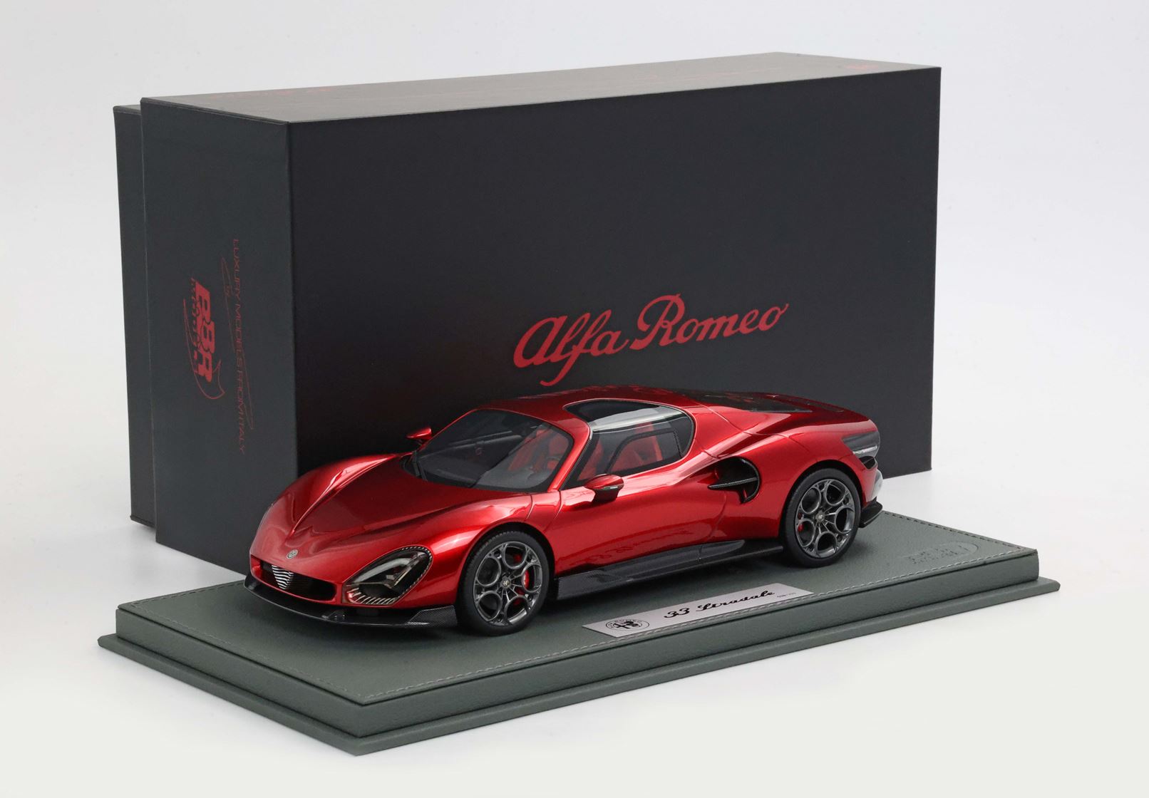 BBR P18264A Alfa Romeo 33 Stradale  - Red Villa D?Este (inkl. Vitrine) 1:18