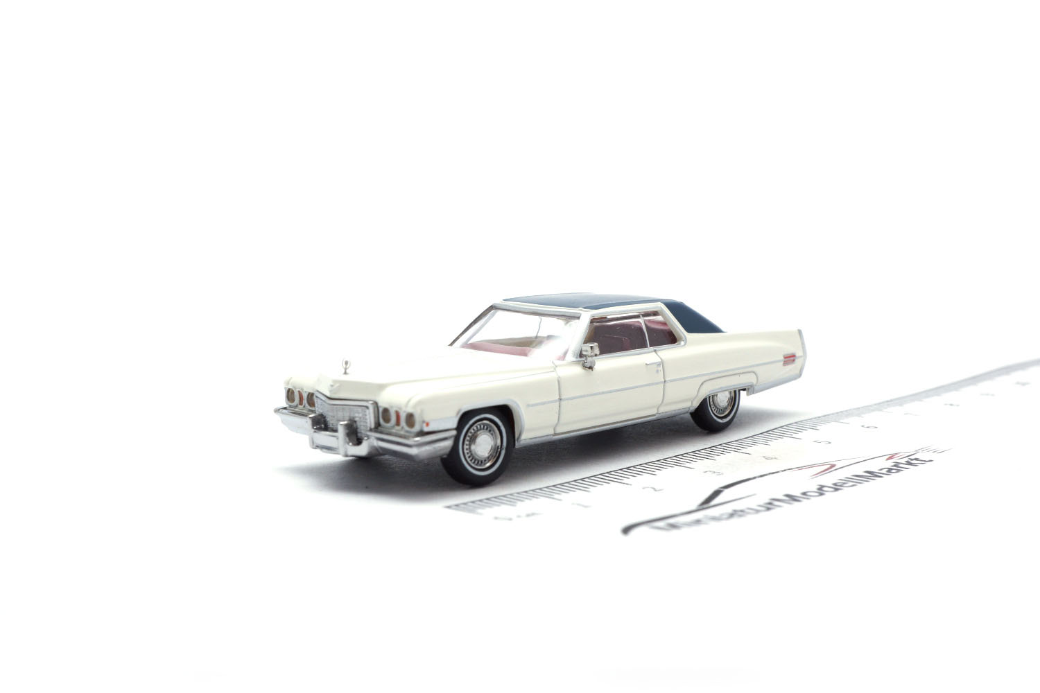 Brekina 18129 Cadillac Coupe deVille - weiss - dunkelblau 1:87