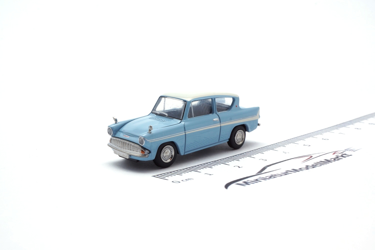 Brekina BRE19330 Ford Anglia - hellblau , weiss 1:87
