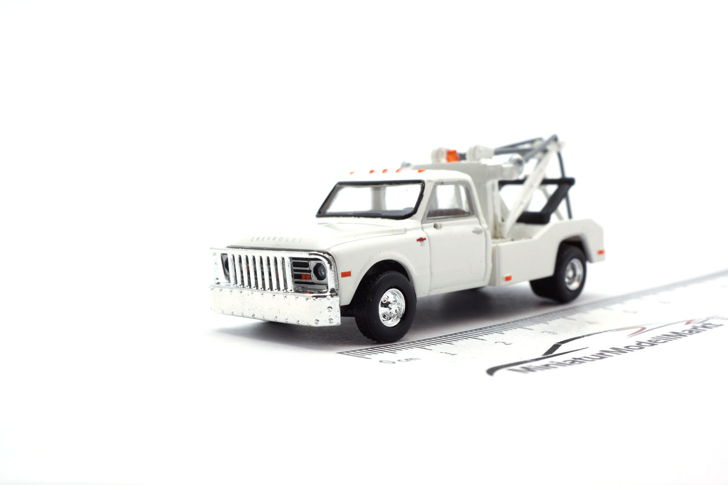Brekina 19665 Chevrolet C 30 Abschleppwagen - weiss 1:87