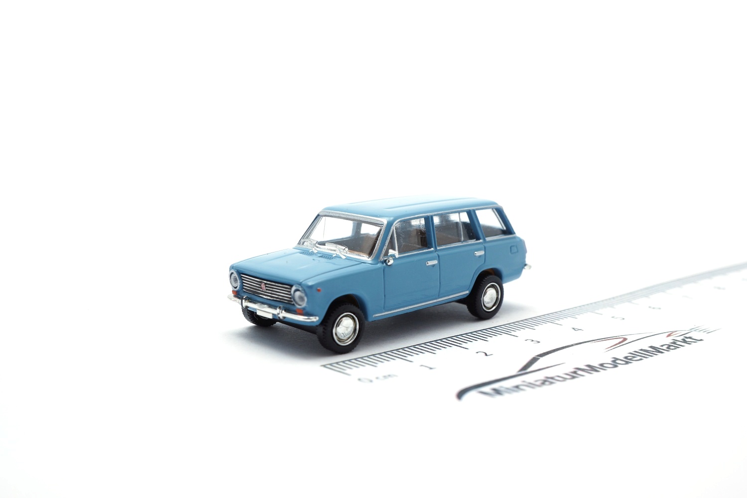 Brekina BRE22425 Fiat 124 Familiare - hellblau 1:87