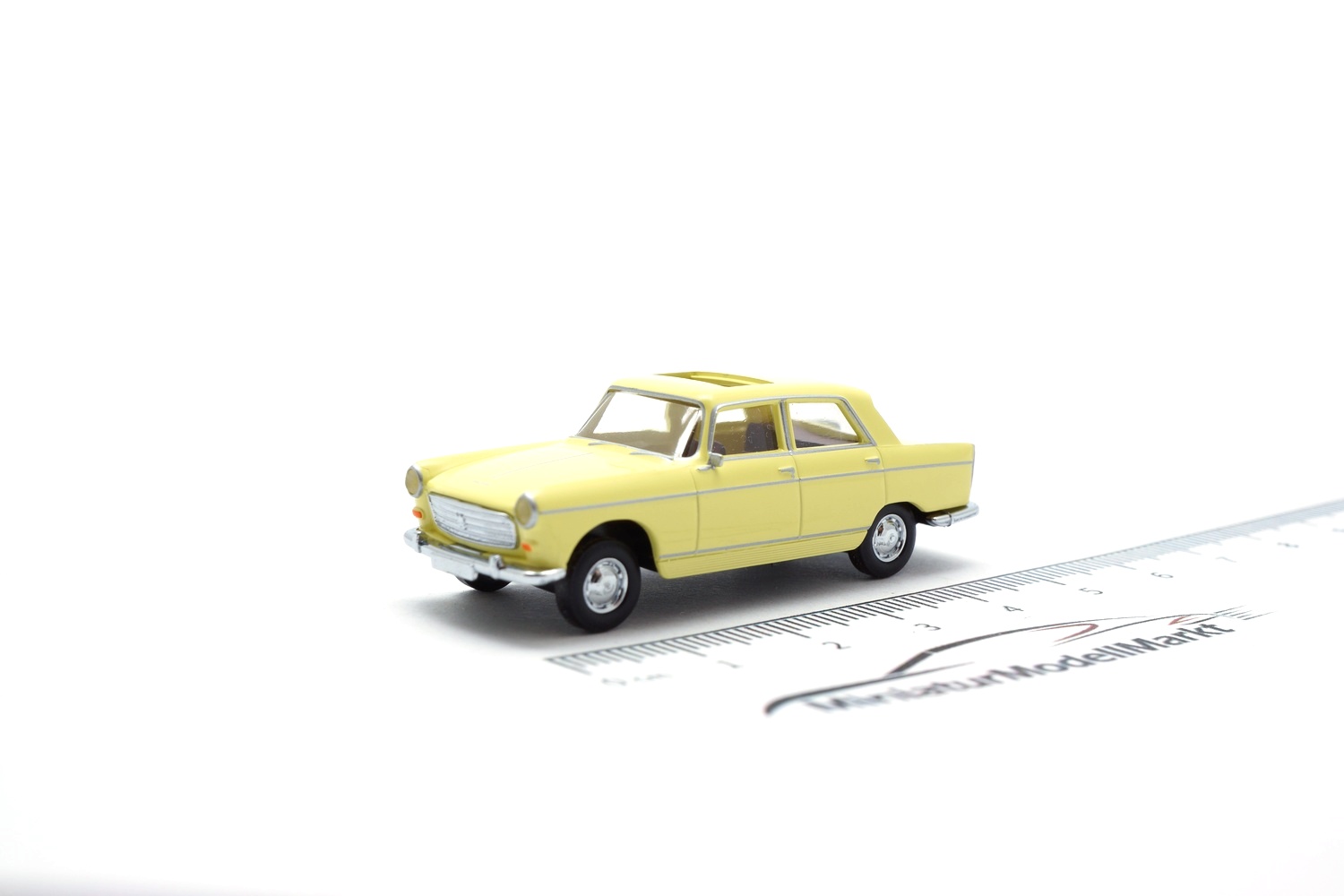 Brekina 29023 Peugeot 404 - hellgelb - Schiebedach offen - 1961 1:87