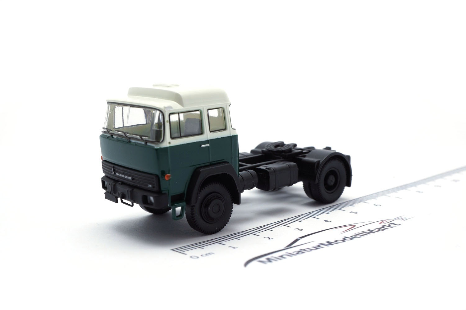 Brekina BRE83282 Magirus 310 D 16 SZM - weiss , dunkelgrün 1:87