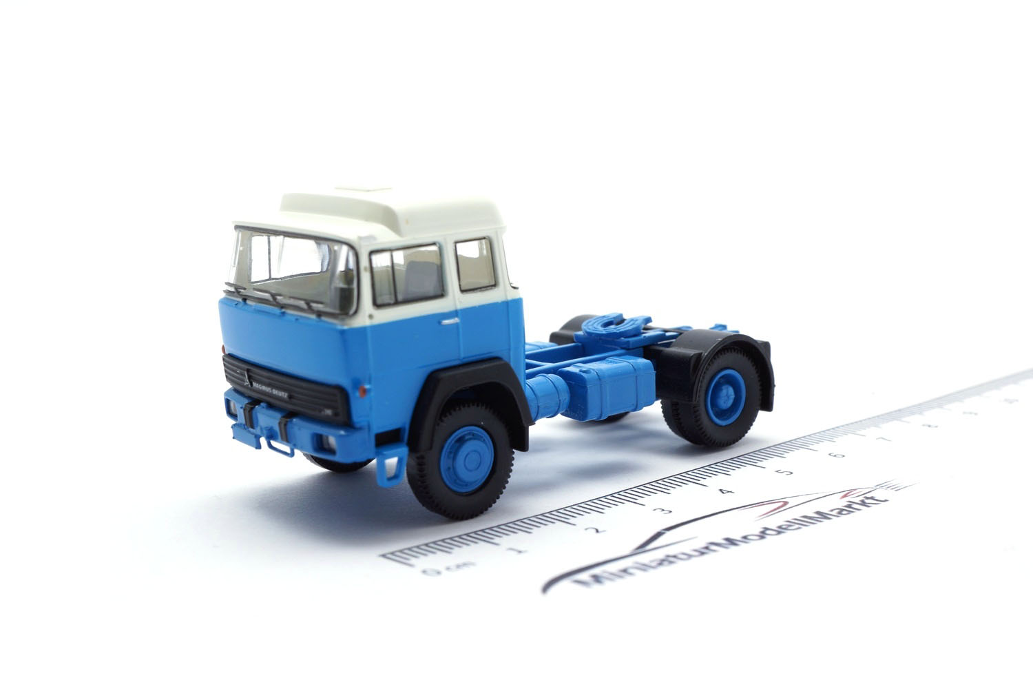 Brekina BRE83283 Magirus 310 D 16 SZM - weiss , blau 1:87