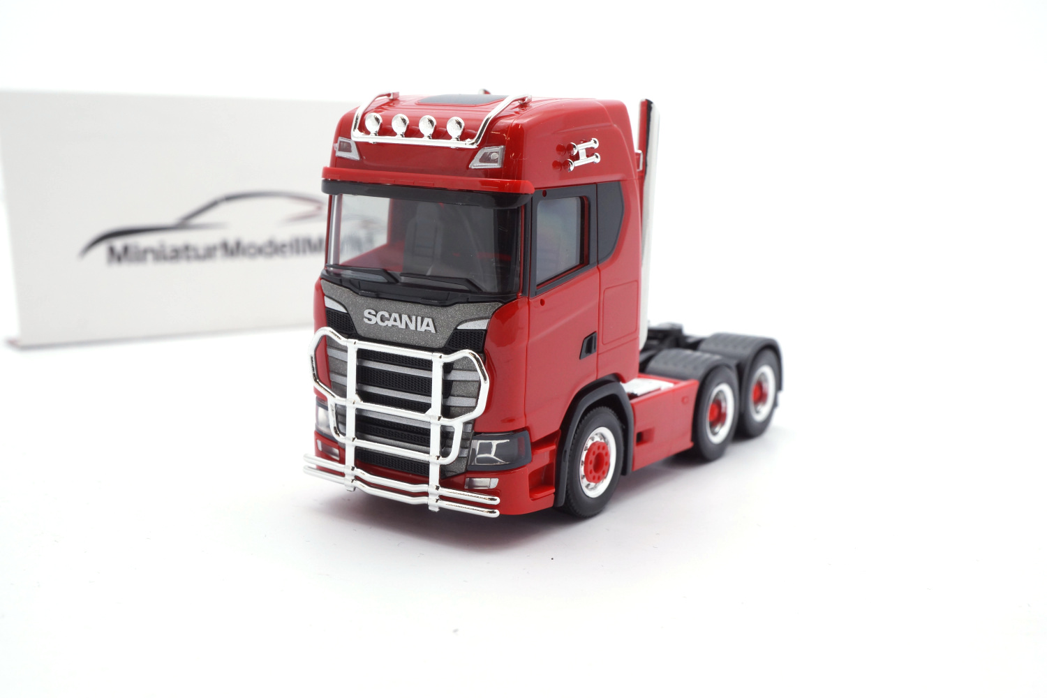 Herpa 314053 Scania CS 20 HD 6×2 Zugmaschine mit Pipes, Lampenbügel, Fanfaren und Rammschutz, rot 1:87