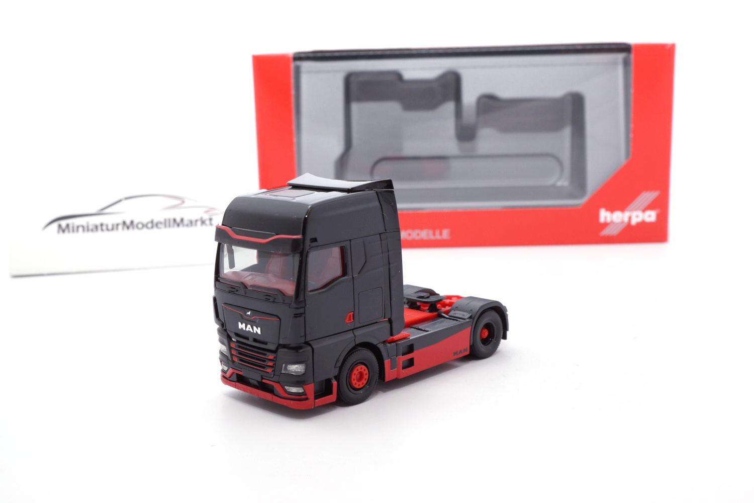 Herpa 317092 MAN eTGX Zugmaschine - schwarz/rot 1:87
