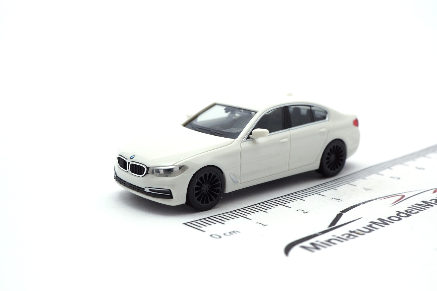 Herpa 420372-002 BMW 5er Limousine (G30) - alpinweiß 1:87