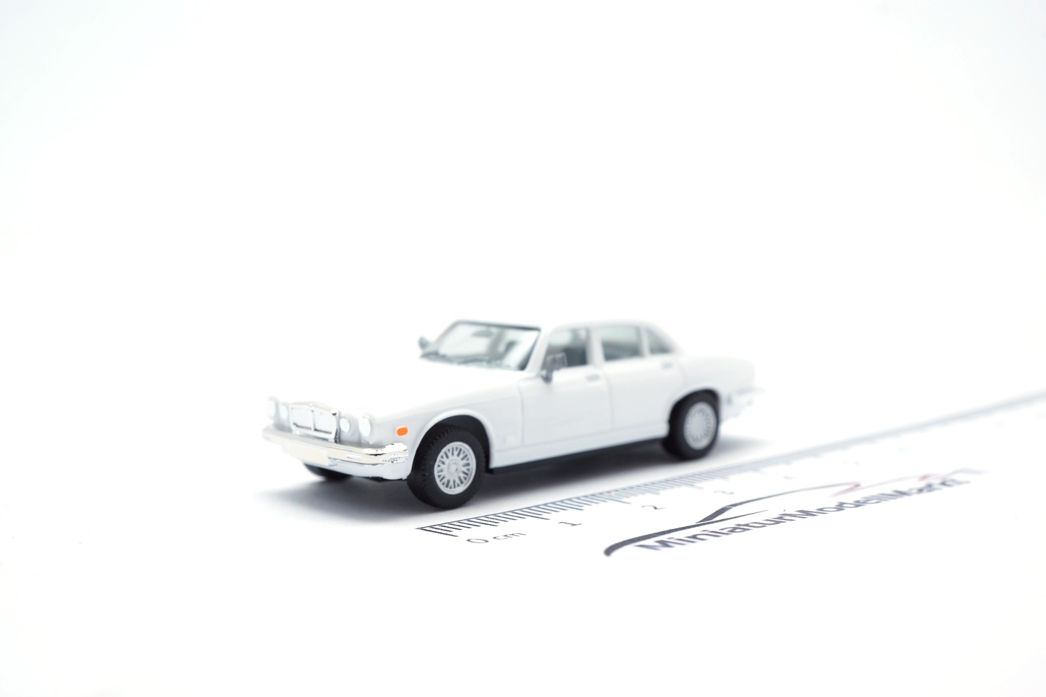 Herpa 420587-002 Jaguar XJ Series III - weiß 1:87