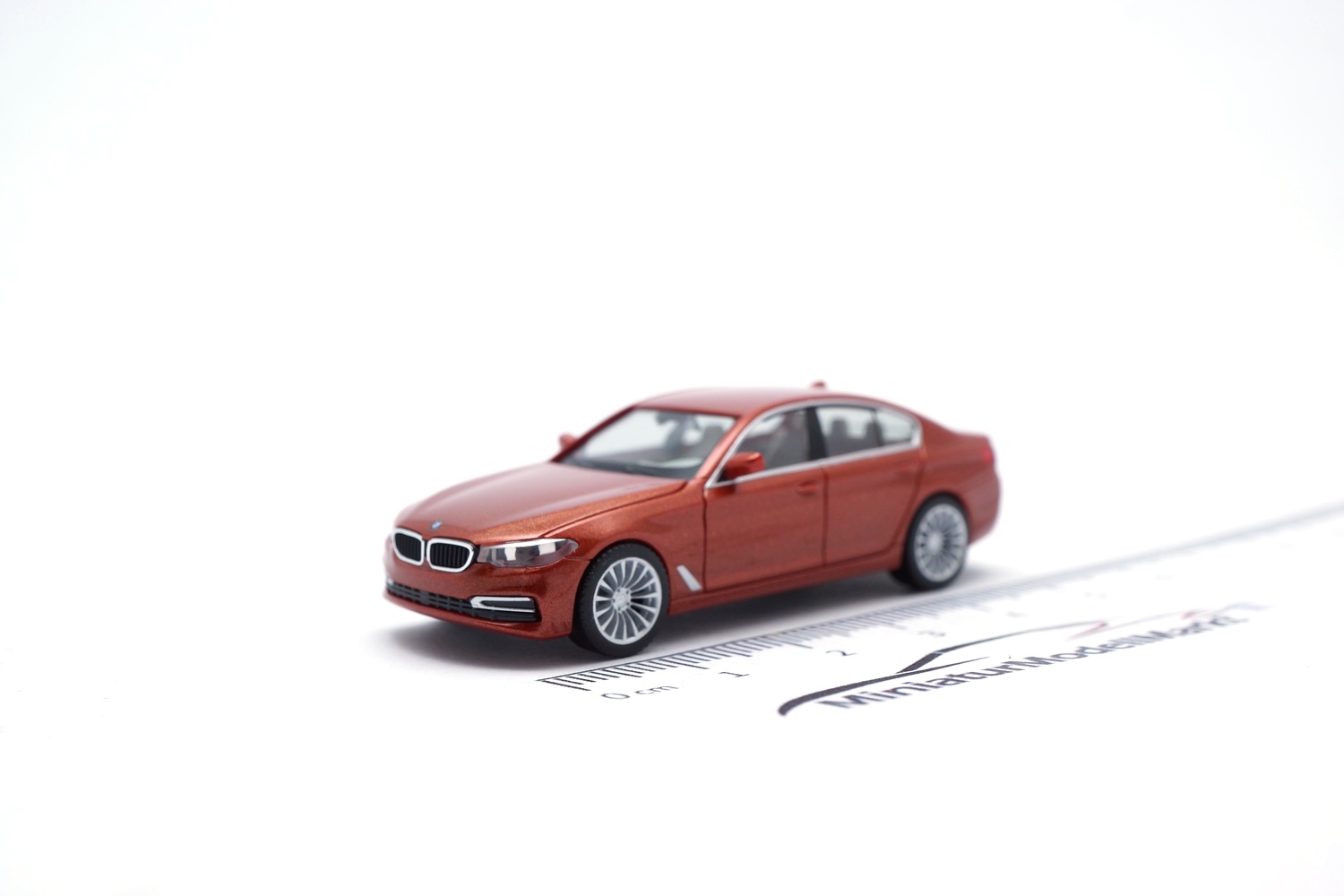 Herpa 430692-006 BMW 5er (G30) Limousine - valenciaorange 1:87