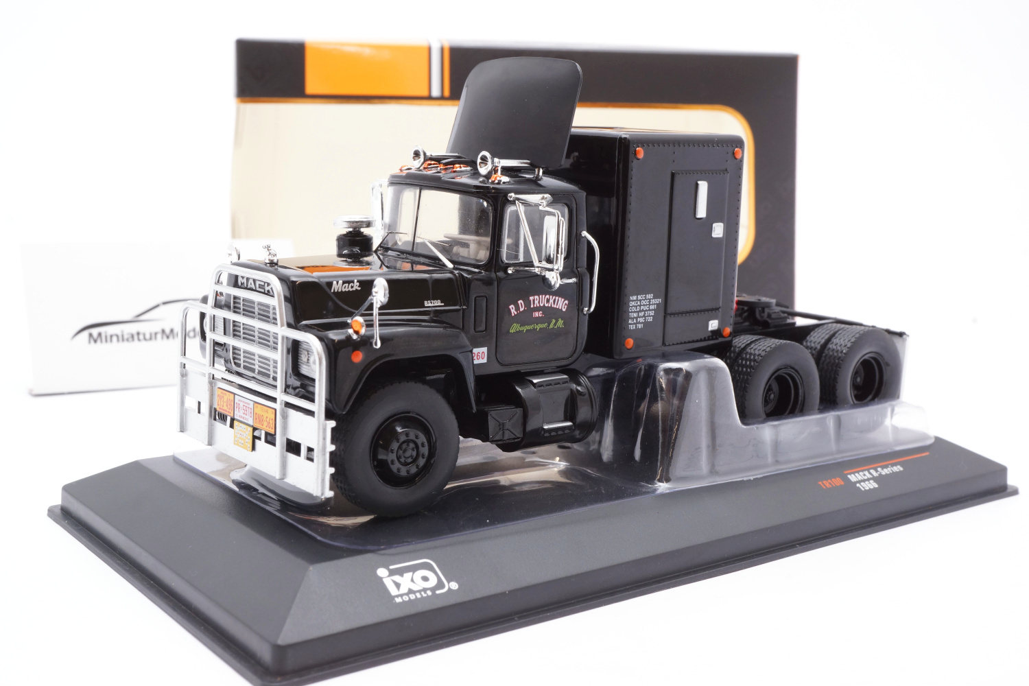 IXO TR100 Mack R-Series, schwarz, with rear cabin, 1966 1:43