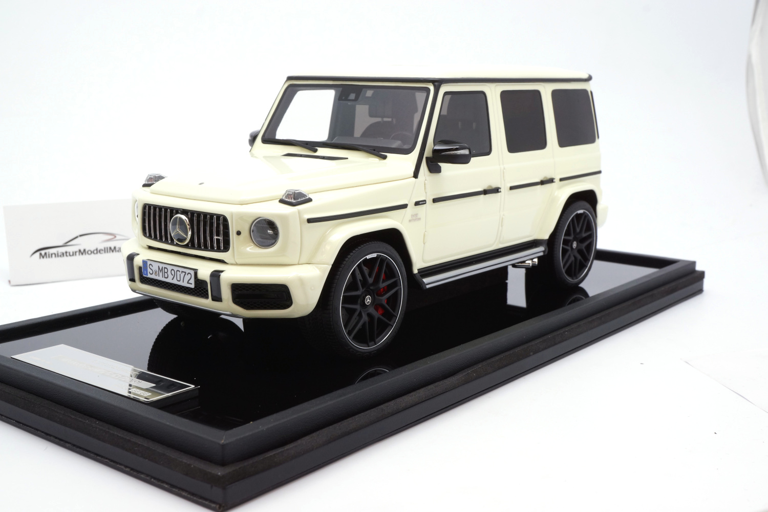 Motorhelix MH018GLU Mercedes-AMG G63 - Luminous Green (Glow in Night) 1:18