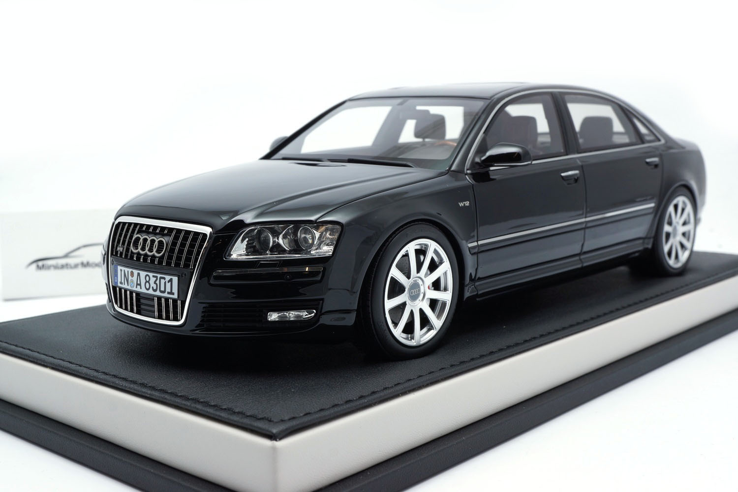 Motorhelix MH030BK Audi A8L (D3) W12 - Schwarz - 2008 1:18