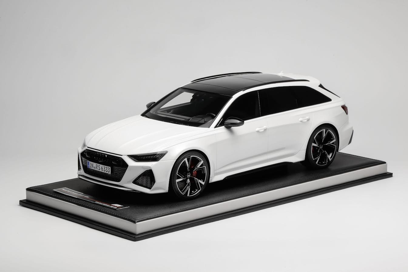 Motorhelix MH1202GW Audi RS6 Avant (C8) - Glacier-White - 2021 1:12