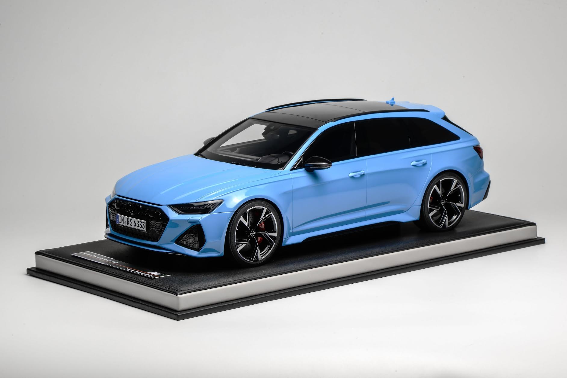 Motorhelix MH1202ME Audi RS6 Avant (C8) - Miami-Blue - 2021 1:12