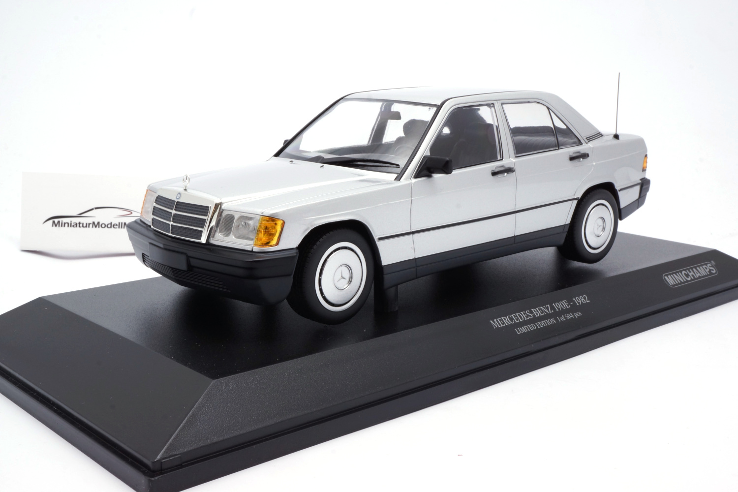 Minichamps 155037004 Mercedes-Benz 190E (W201) - Silber - 1982 1:18