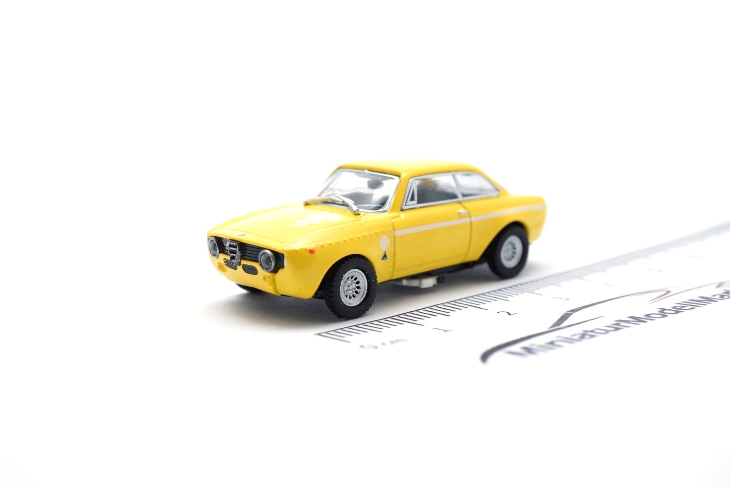 Minichamps 870124021 Alfa Romeo GTA 1300 Junior - Gelb - 1972 1:87