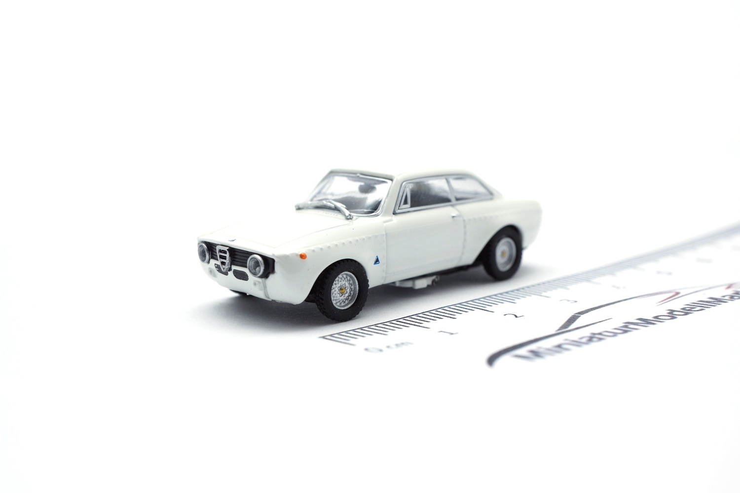 Minichamps 870124024 Alfa Romeo GTA 1300 Junior - Weiss - 1972 1:87