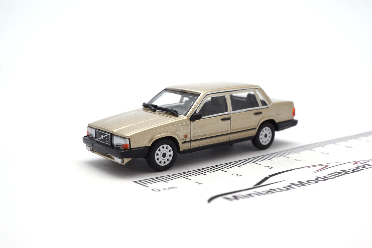 Minichamps 870171700 Volvo 740 GL - Gold - 1986 1:87