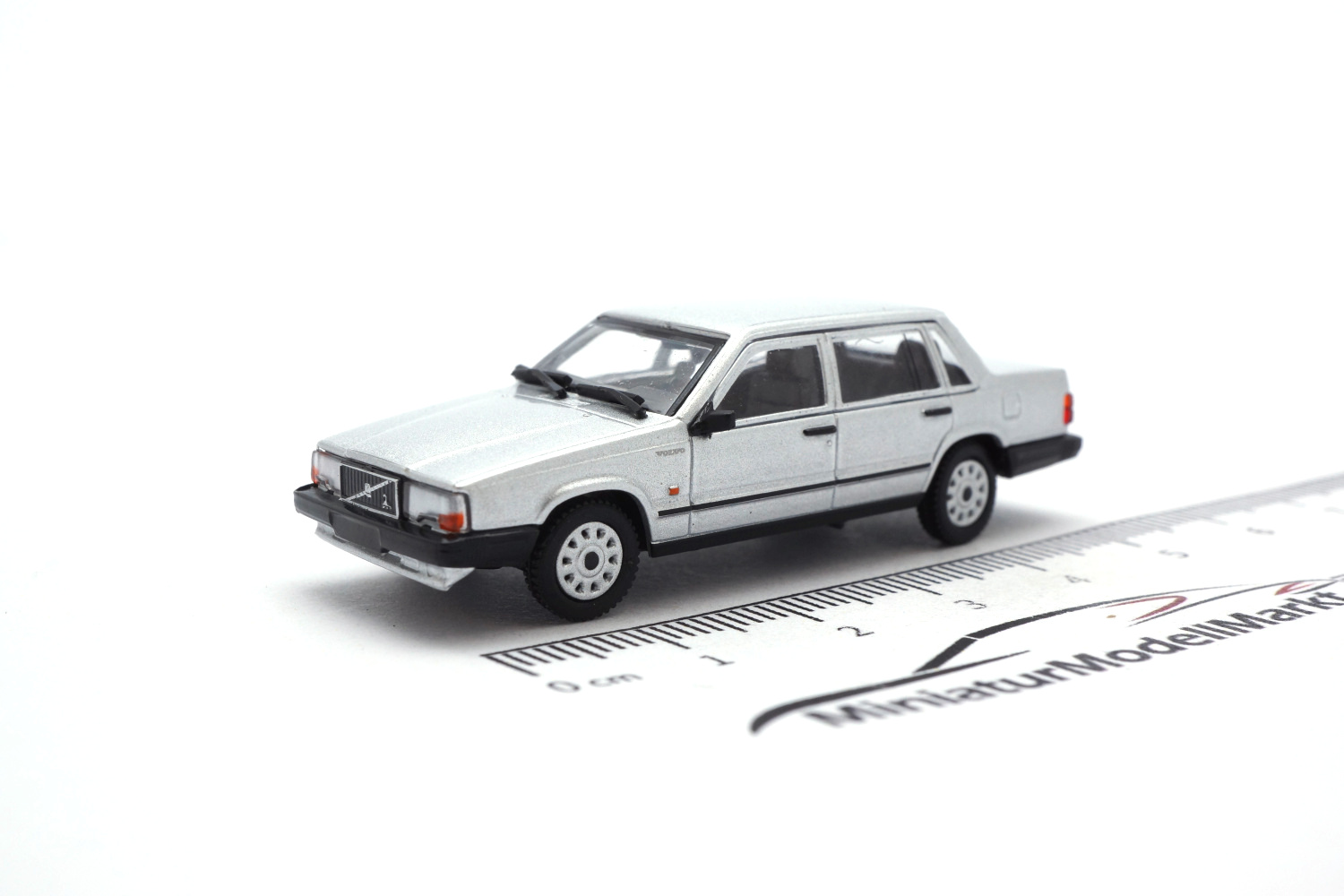 Minichamps 870171702 Volvo 740 GL - Silber - 1986 1:87