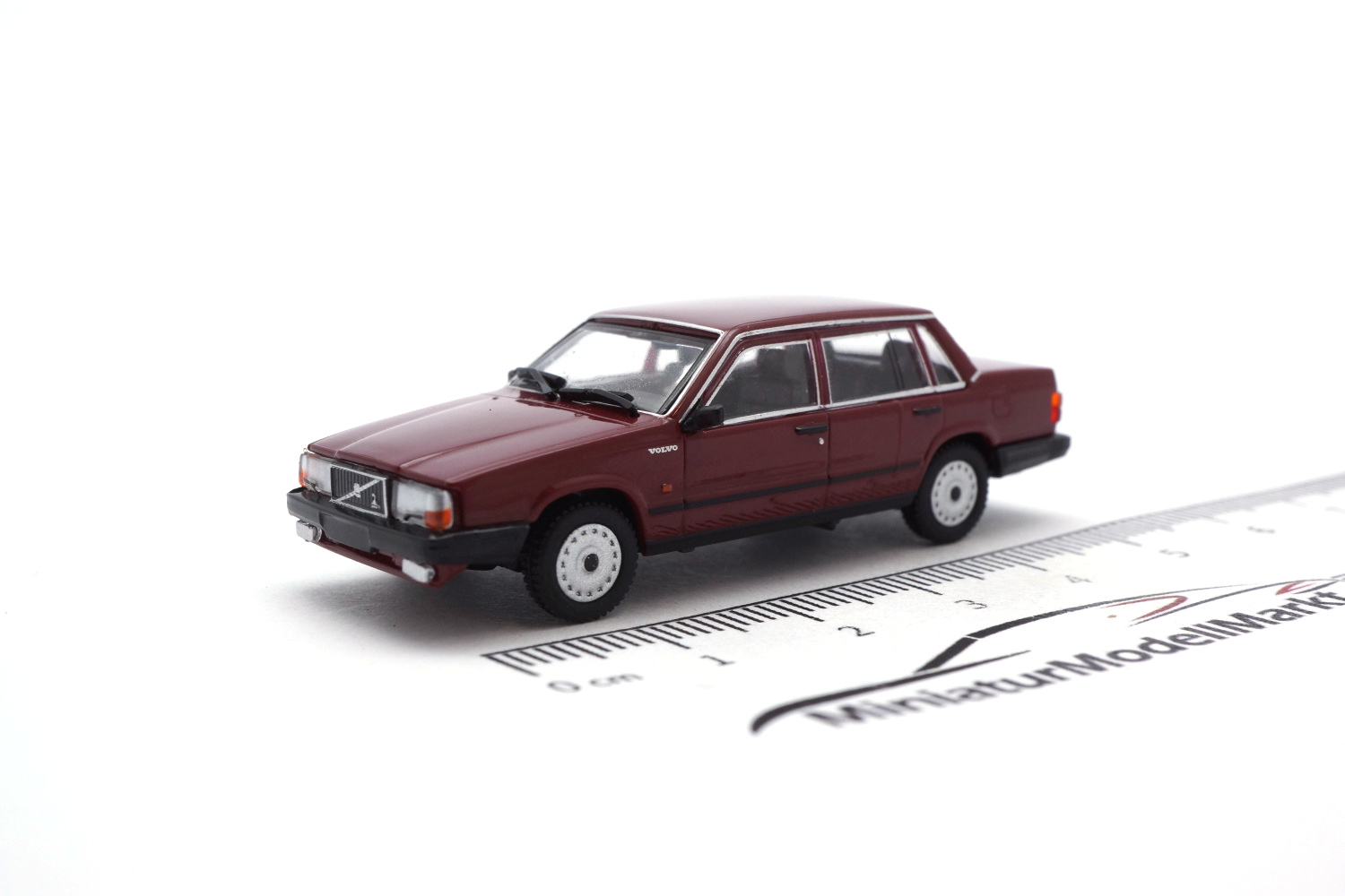 Minichamps 870171704 Volvo 740 GL - Dunkelrot - 1986 1:87