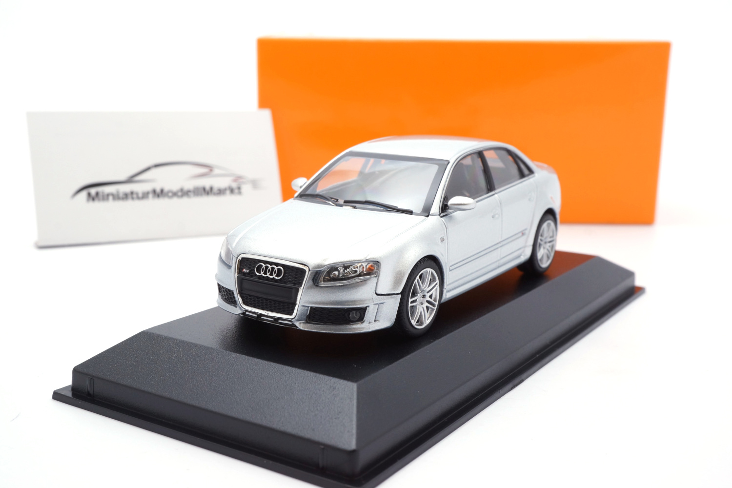 Minichamps 940014601 Audi RS4 - Silber Metallic - 2004 1:43