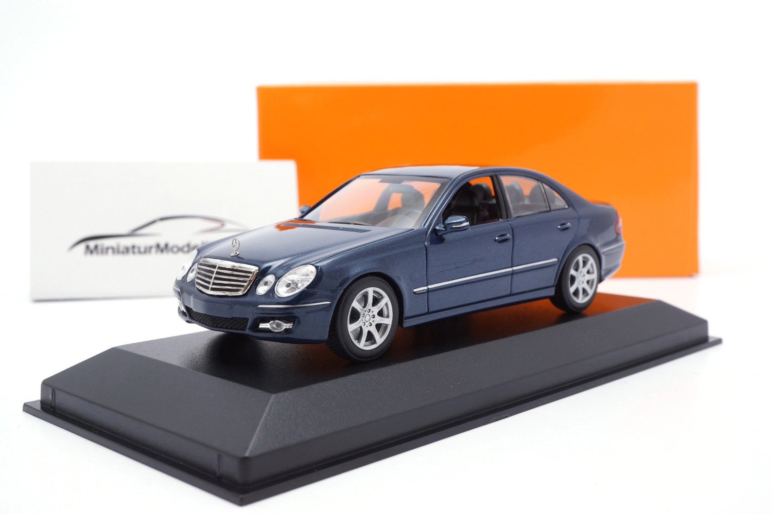 Minichamps 940036001 Mercedes-Benz E-Klasse W211 - Dunkelblau - 2006 1:43