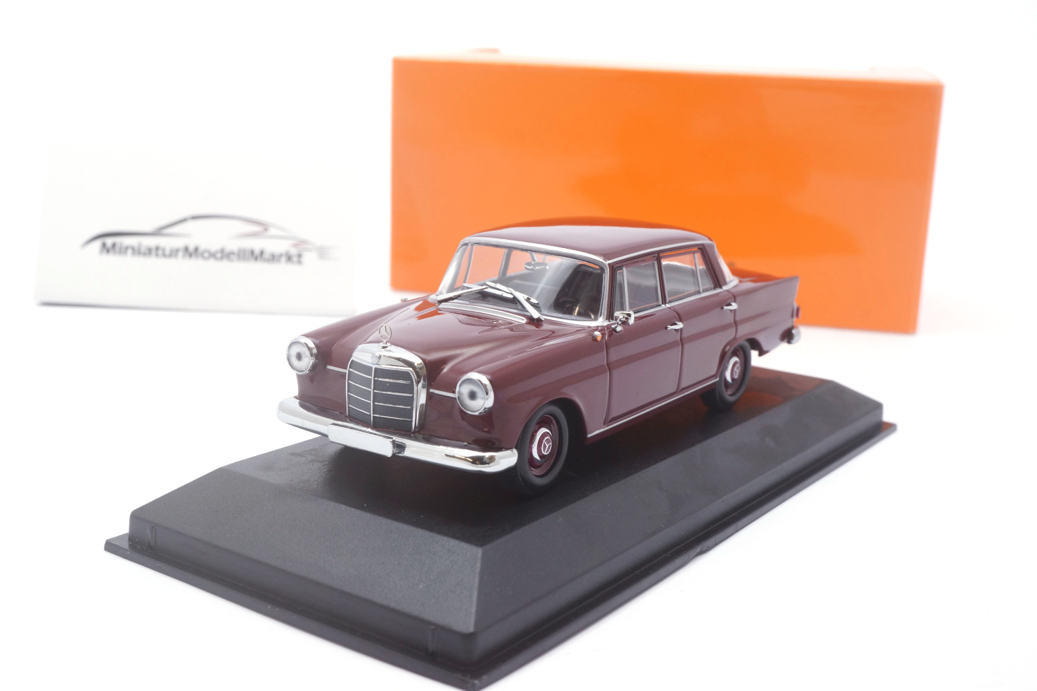 Minichamps 940037201 Mercedes-Benz 190 - Dunkelrot- 1961 1:43