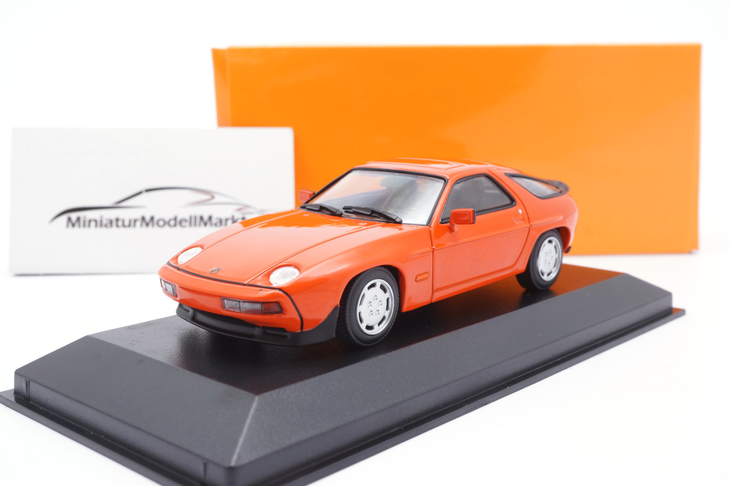 Minichamps 940068122 Porsche 928 S - Orange - 1979 1:43
