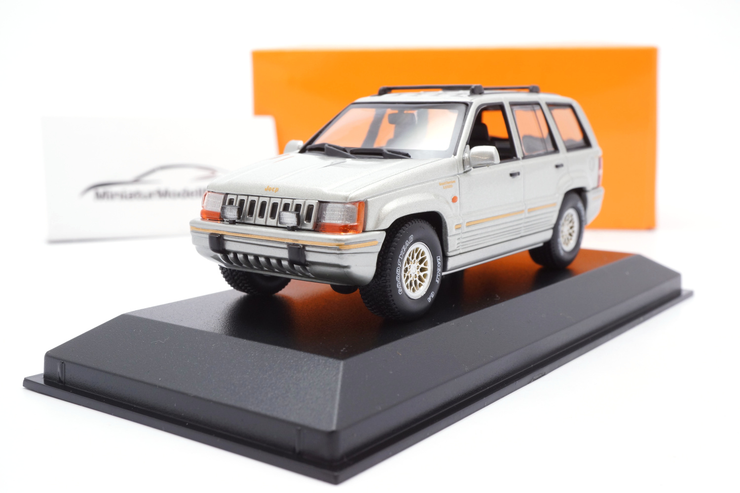 Minichamps 940149661 Jeep Grand Cherokee - Silber - 1995 1:43