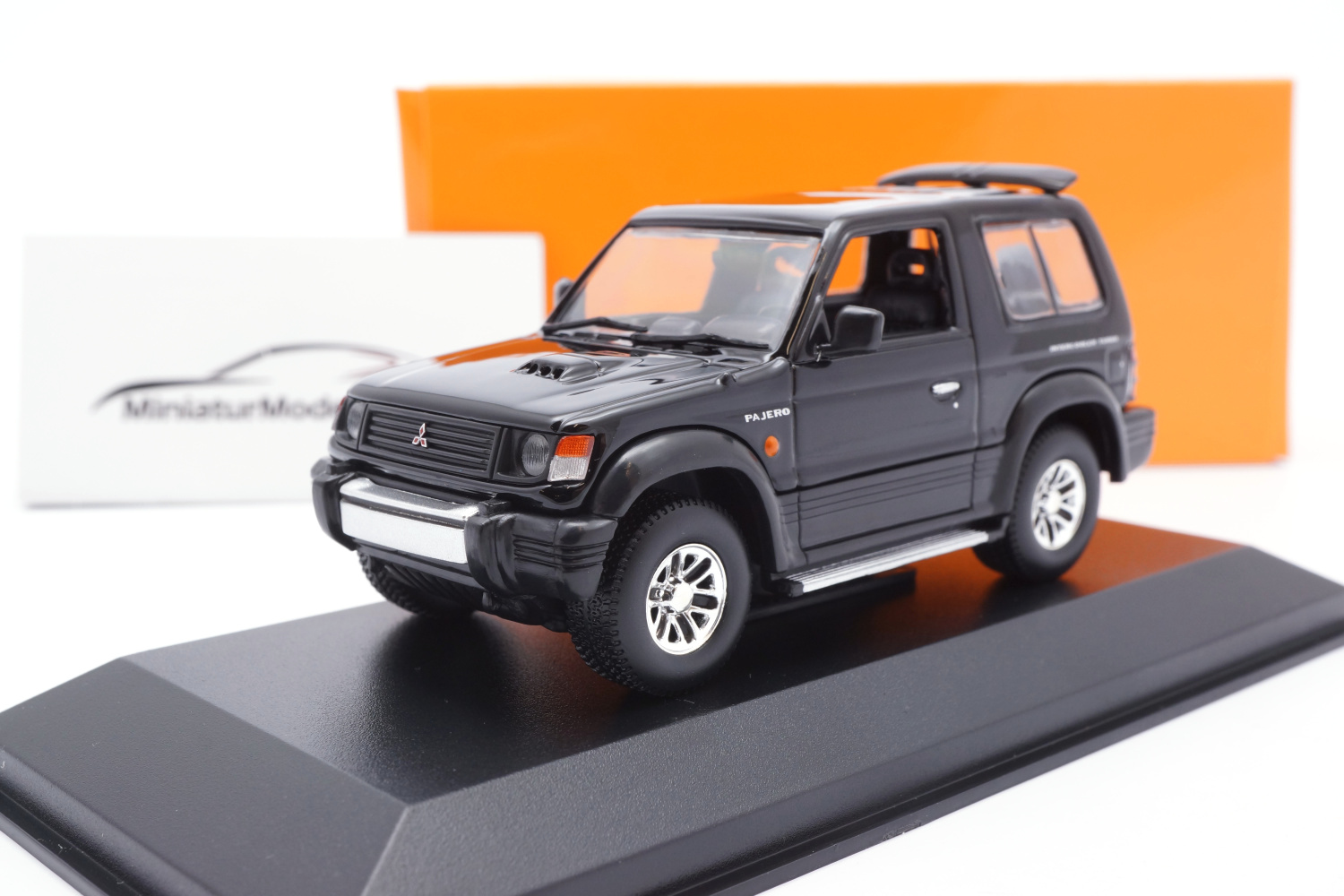 Minichamps 940163370 Mitsubishi Pajero SWB - Schwarz - 1991 1:43