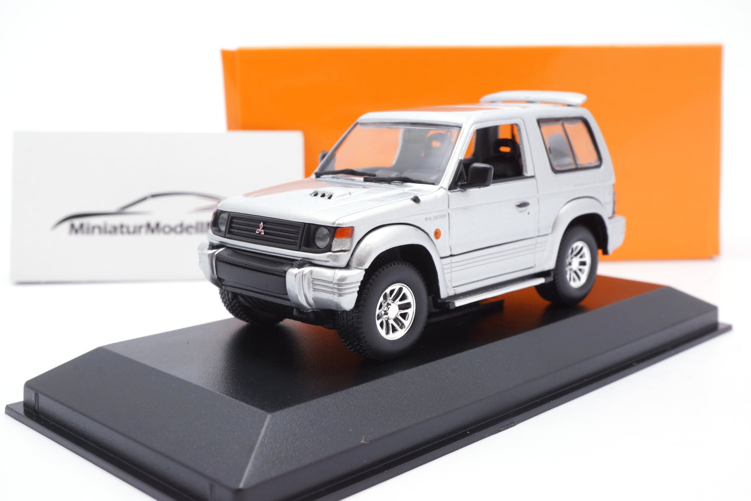 Minichamps 940163371 Mitsubishi Pajero SWB - Silber - 1991 1:43