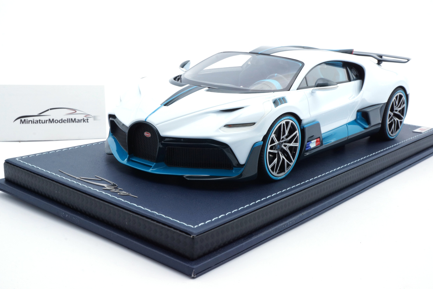 MR BUG09B Bugatti Divo - Quartz White (Glossy) 1:18