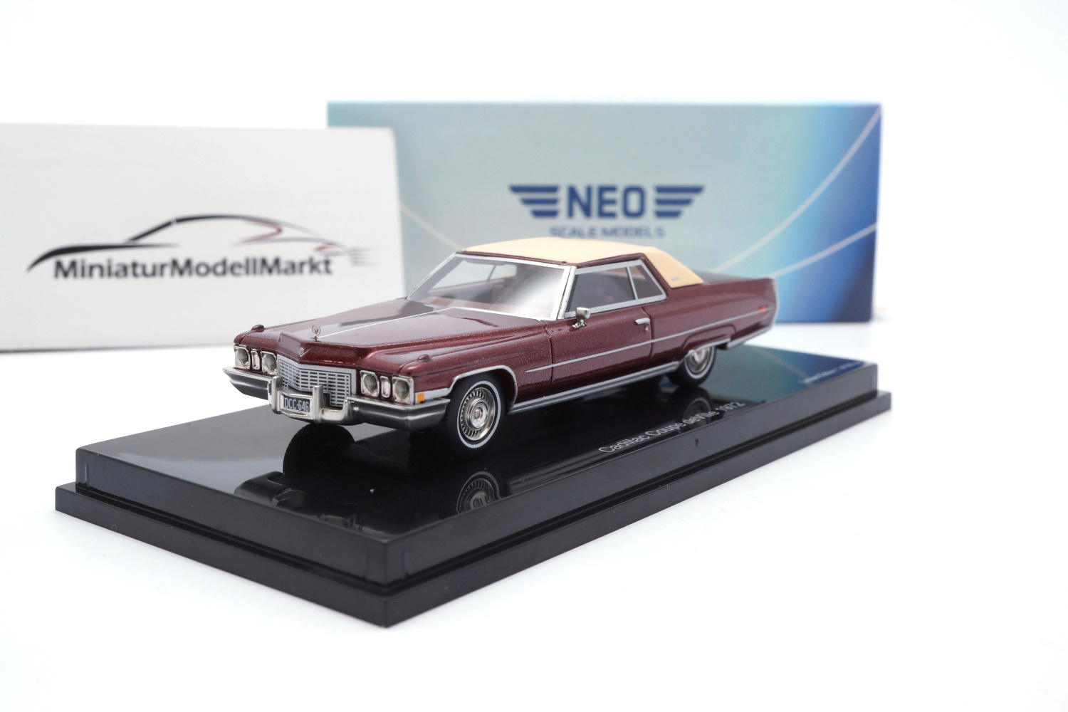 Neo 60006 Cadillac Coupe DeVille - metallic-dunkelrot/beige - 1972 1:64