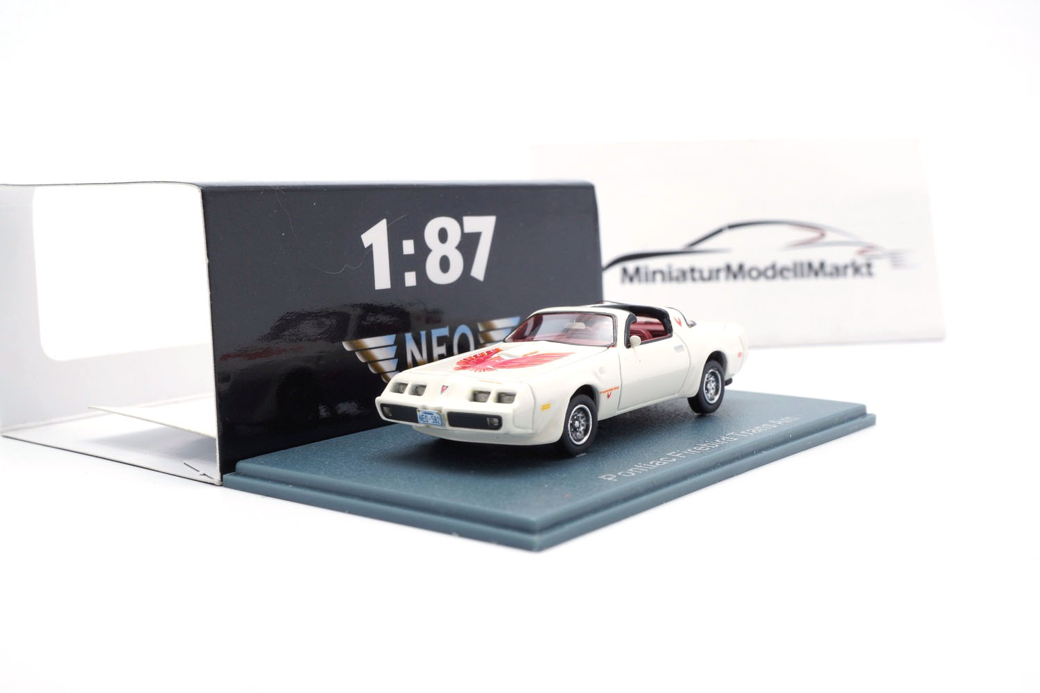 Neo 87582 Pontiac Firebird Trans Am - weiss mit Dekor - 1979 1:87