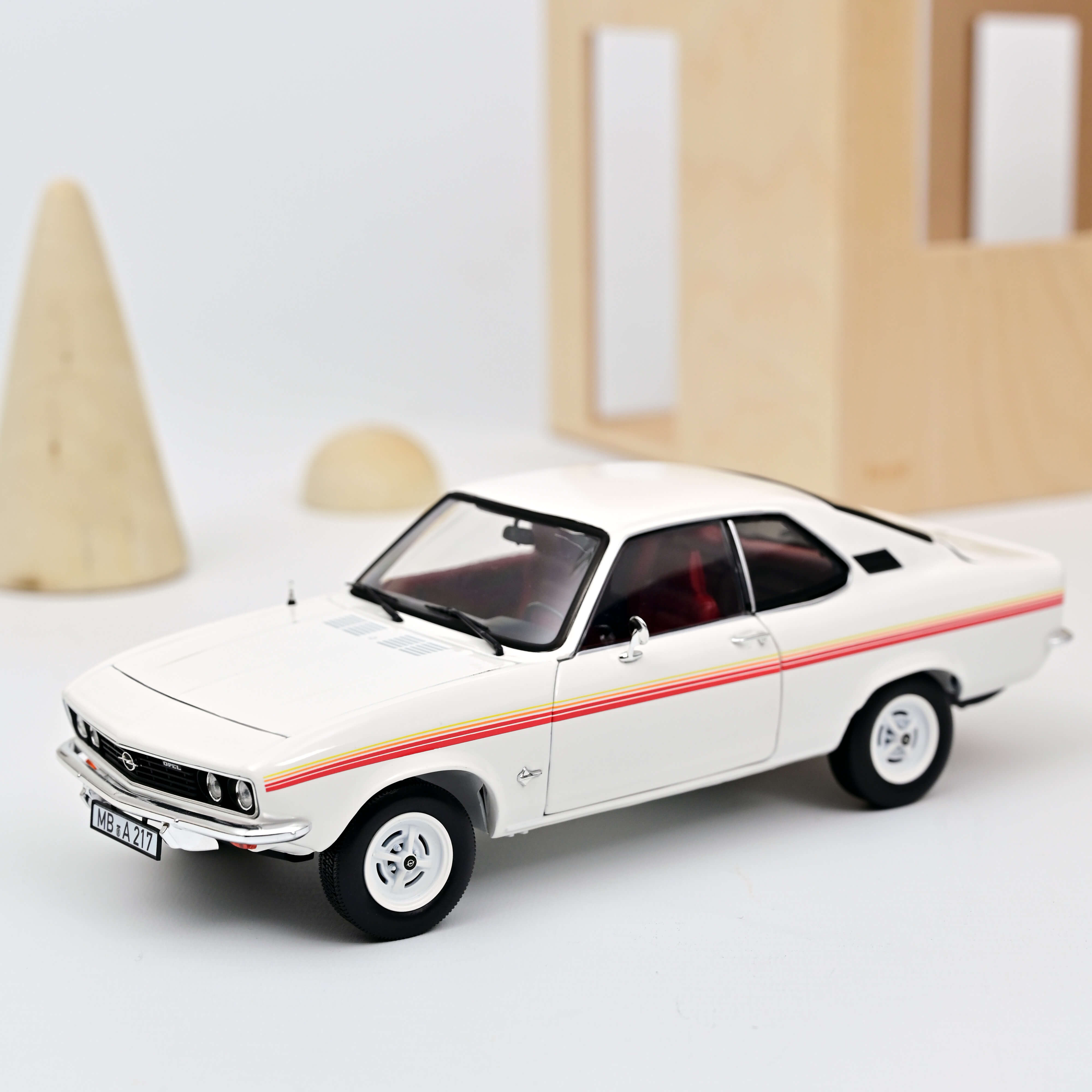 Norev 183637 Opel Manta Swinger - White - 1975 1:18