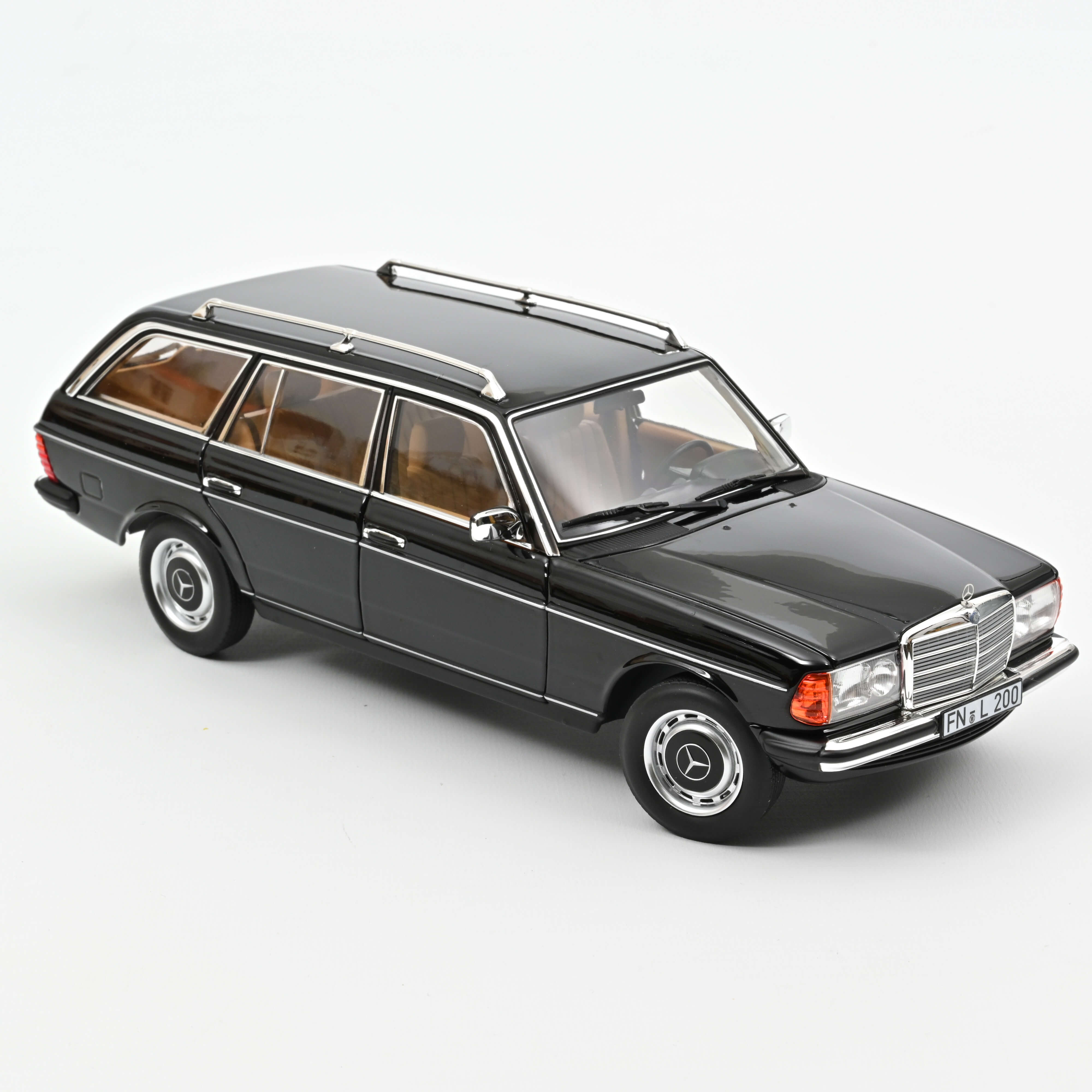 Norev 183735 Mercedes-Benz 200 T - Schwarz - 1982 1:18
