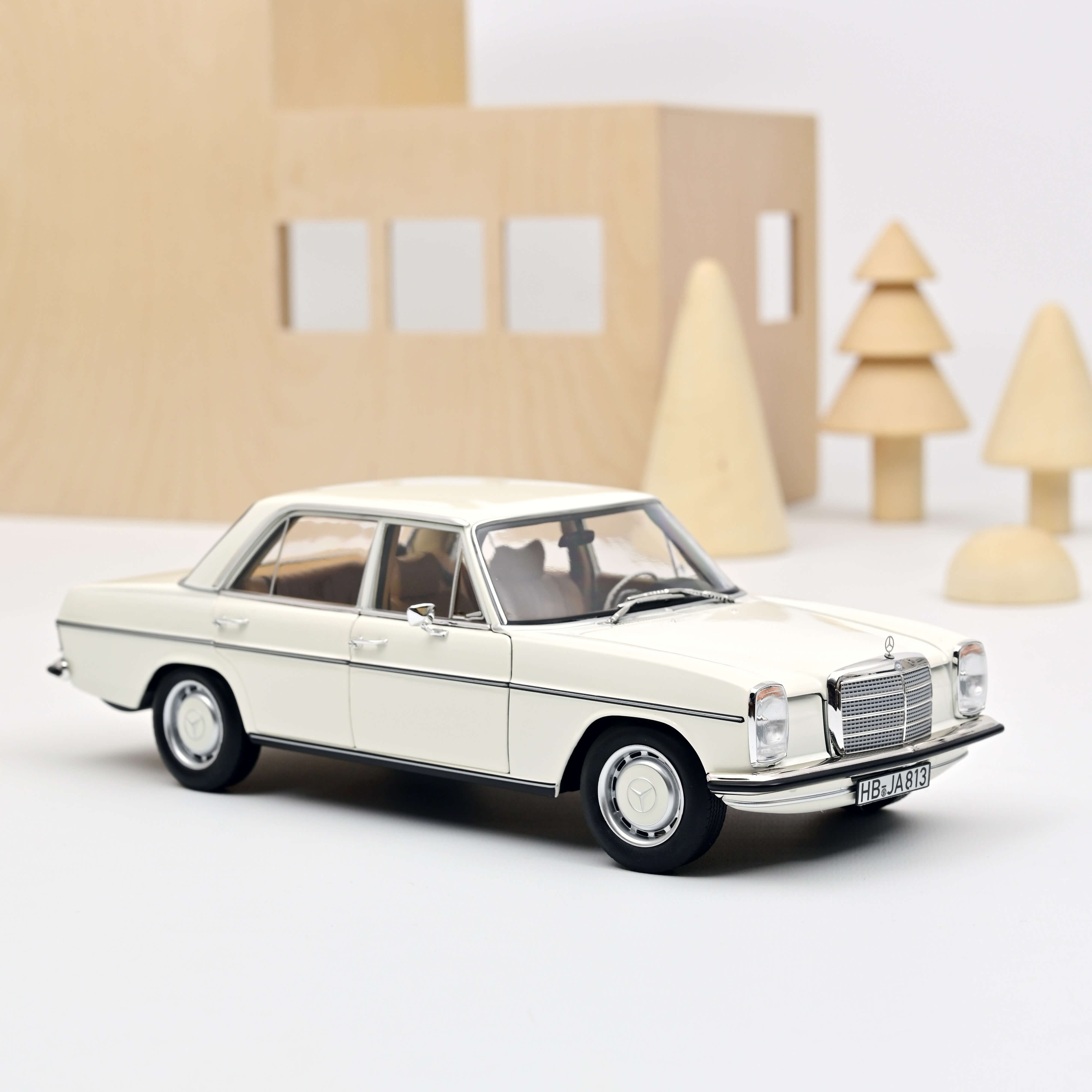 Norev 183770 Mercedes-Benz 200 - White - 1968 1:18