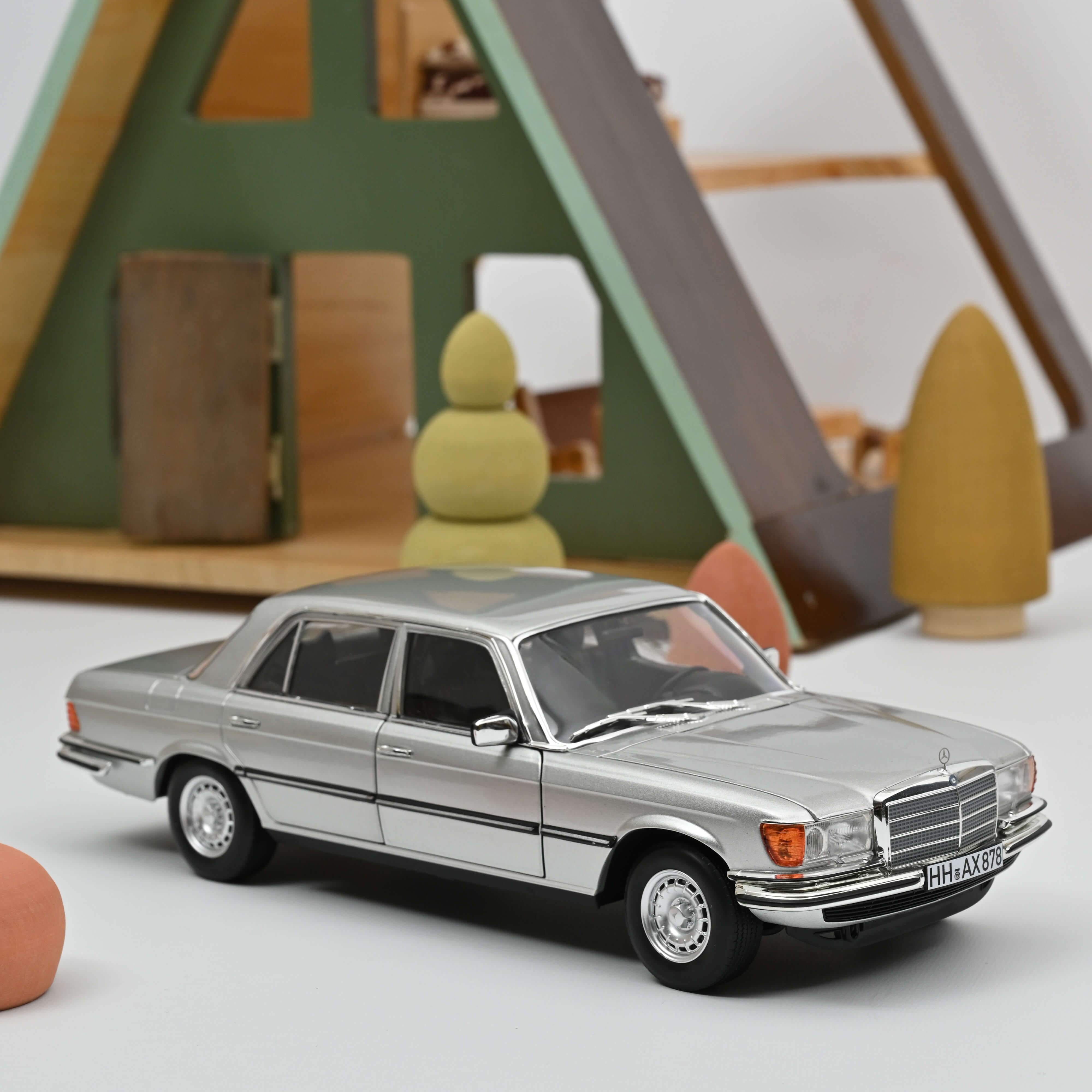 Norev 183785 Mercedes-Benz 450 SEL 6.9 - Silber - 1976 1:18