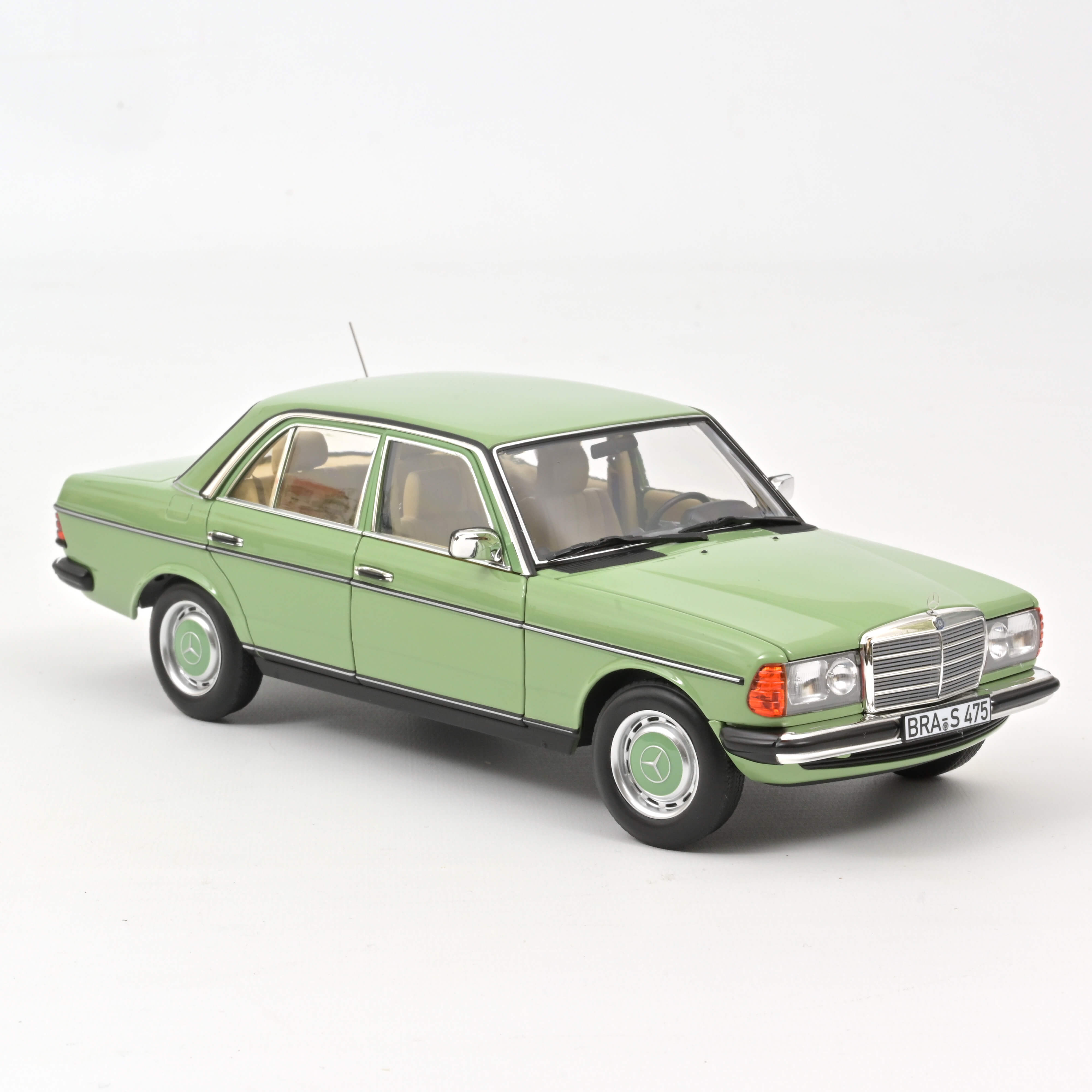 Norev 183796 Mercedes-Benz 200 - Hellgrün - 1982 1:18