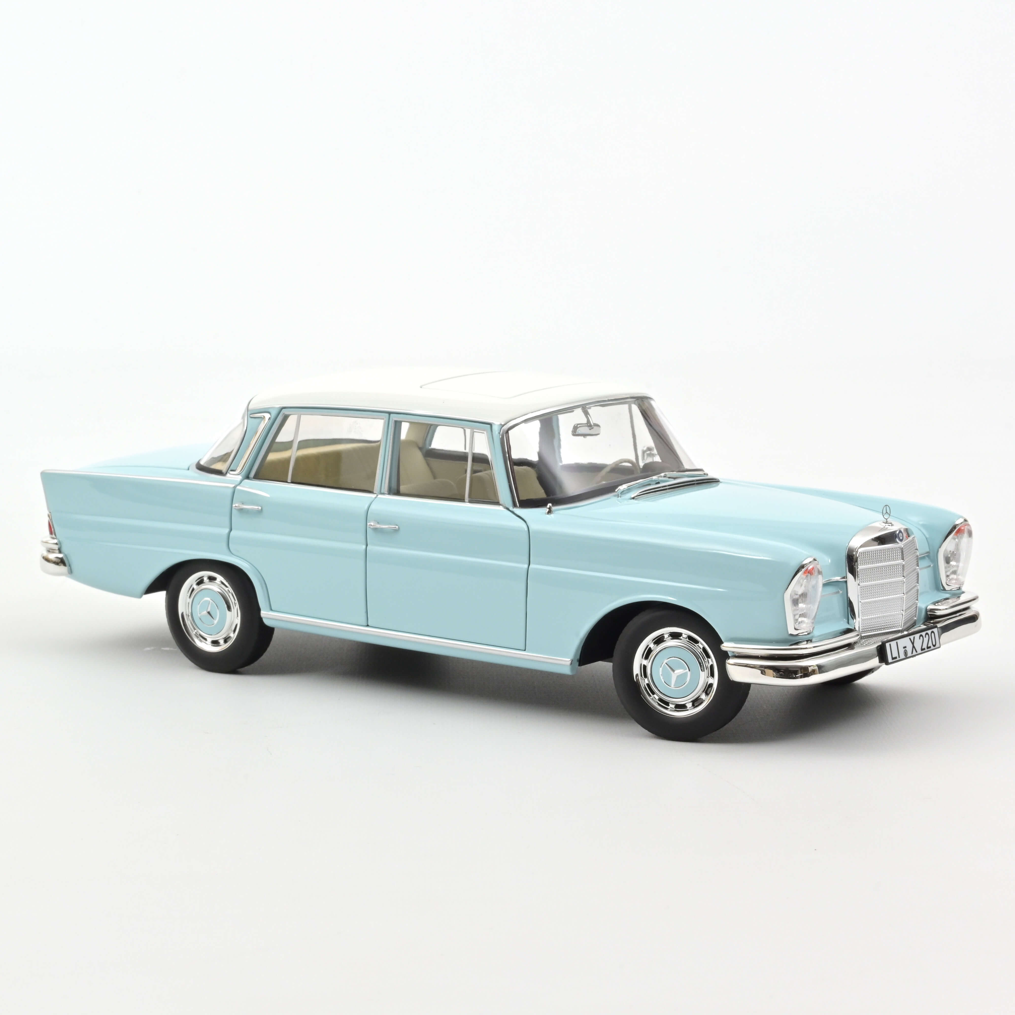 Norev 183920 Mercedes-Benz 220 S - Hellblau - 1965  1:18