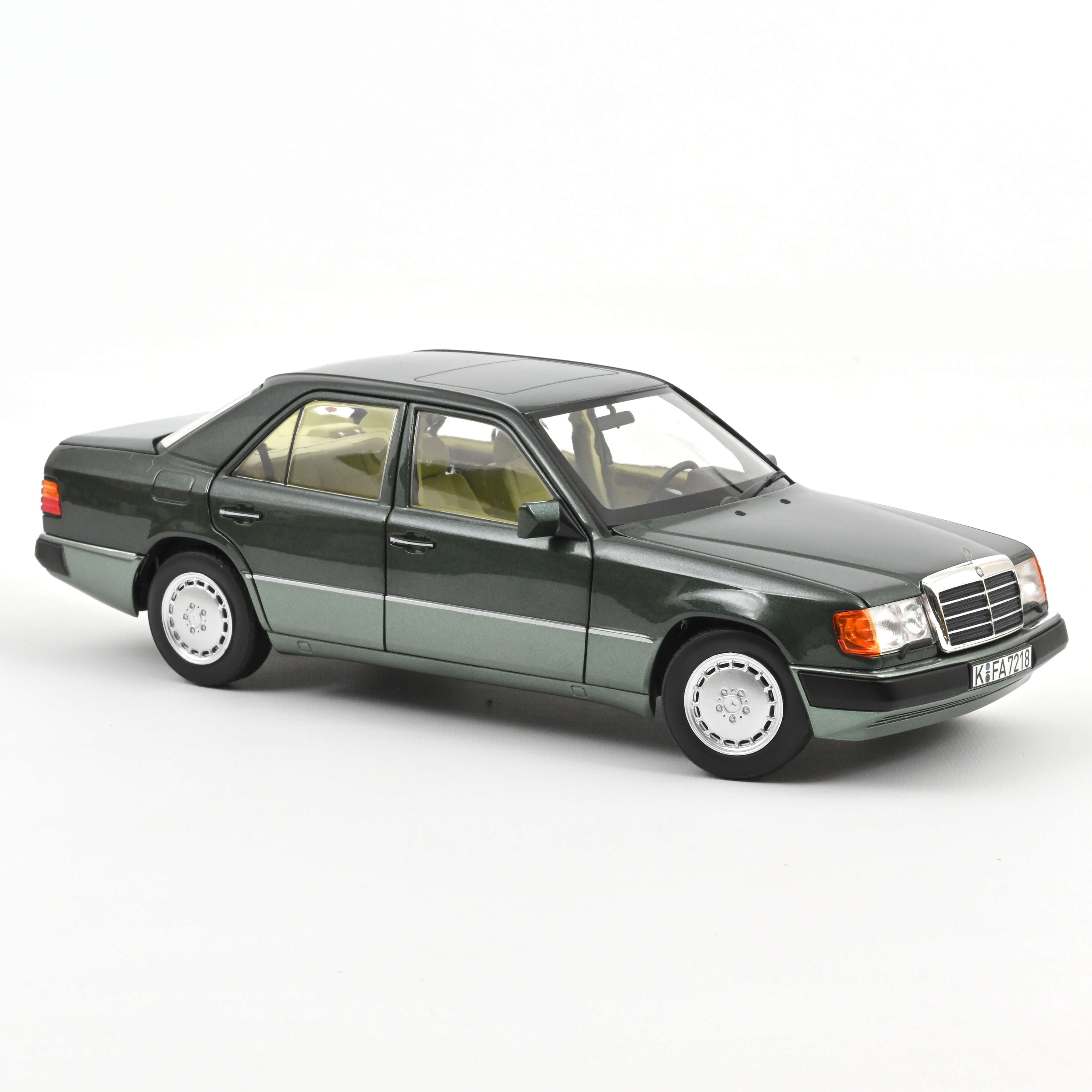 Norev 183952 Mercedes-Benz 230 E - Nachtgrün metallic - 1990 1:18