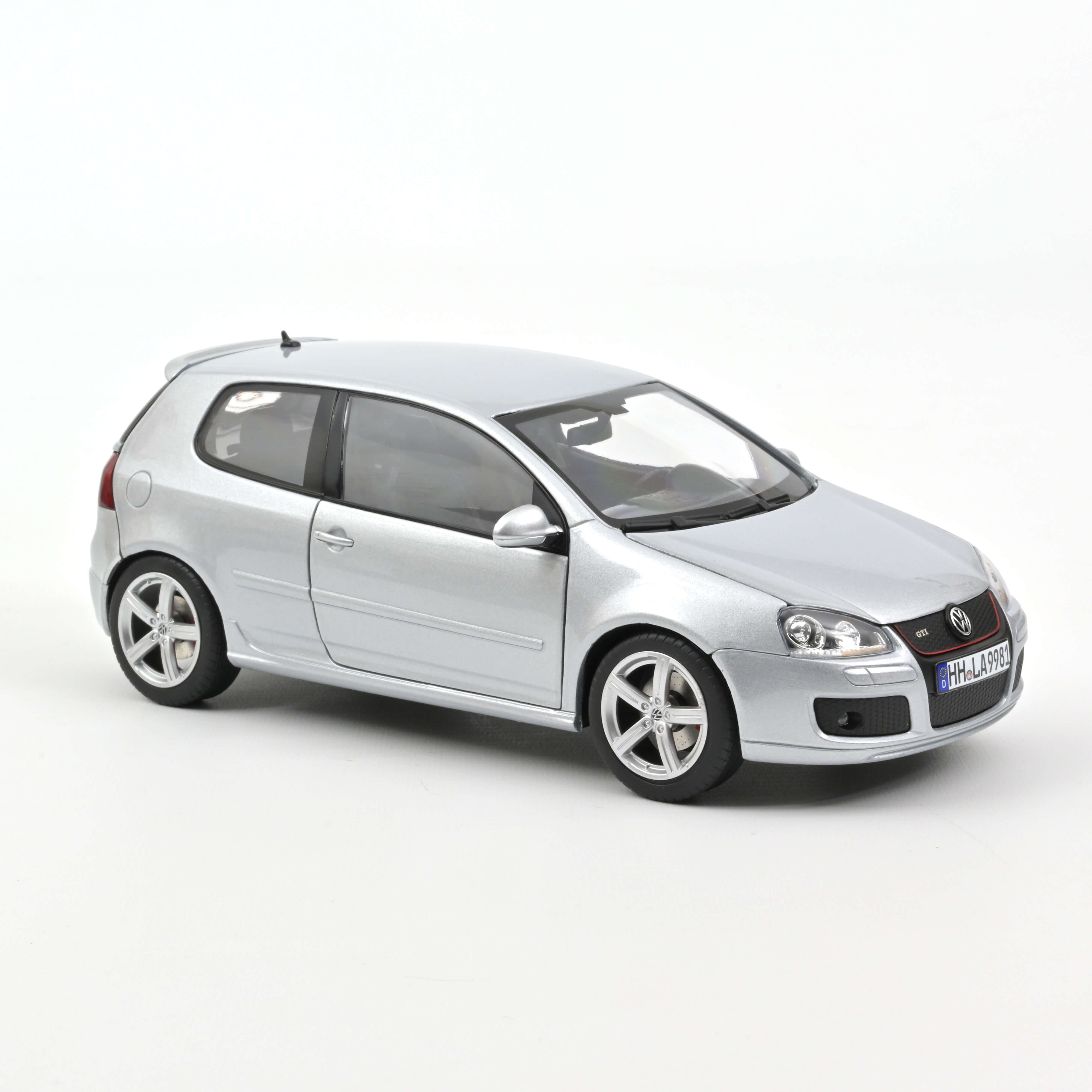 Norev 188425 VW Golf GTI Pirelli - Silber - 2007 1:18